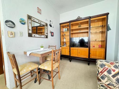 Un comedor con una mesa y un espejo. en Apartamento Aconchegante em Campos do Jordão, en Campos do Jordão