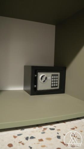 a microwave on the corner of a wall at Agathè Luxury Bed and Breakfast in Marina di Schiavonea