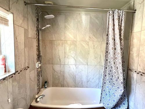 Et badeværelse på Holiday House Close to Heathrow