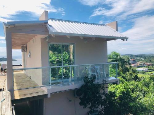 a house with a balcony with a view at Valentina 24 HORAS in Florianópolis