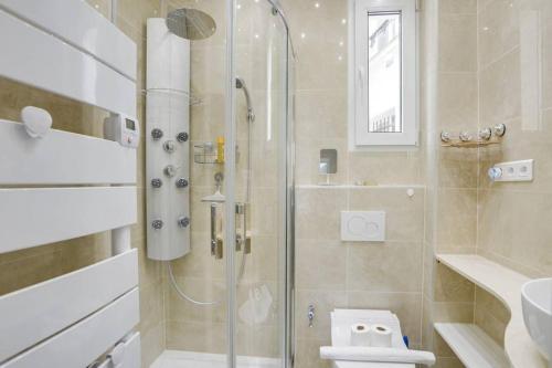une salle de bain avec une douche, des toilettes et un lavabo dans l'établissement Bel appartement parisien - Les Gobelins, à Paris