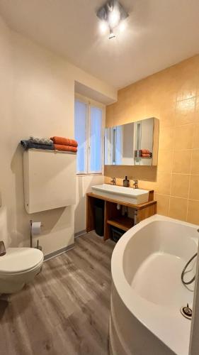 une salle de bain avec une baignoire, des toilettes et un lavabo dans l'établissement Joli appartement T3 Coum a Case, à Vernet-les-Bains