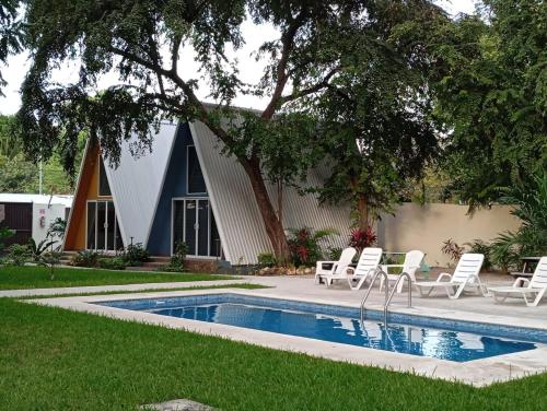 Bazén v ubytování HOTEL ISLA nebo v jeho okolí