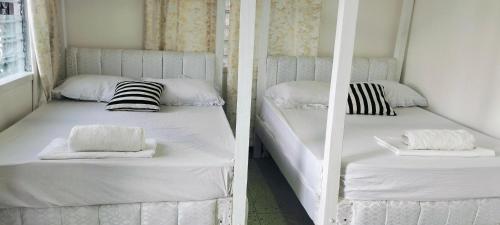 Giường trong phòng chung tại MOMBASA 2BEDROOM MOI AVENUE stay