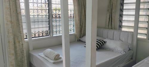 Giường trong phòng chung tại MOMBASA 2BEDROOM MOI AVENUE stay