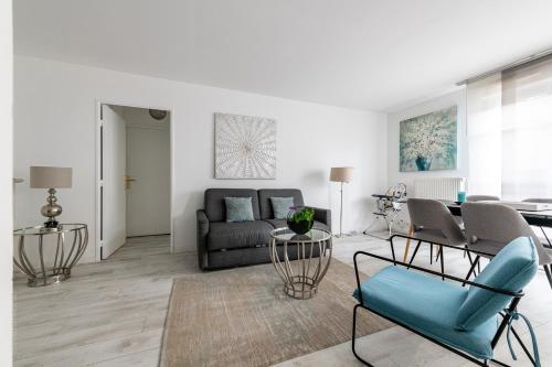 un salon avec un canapé et une table dans l'établissement Le Danube Apartment F2 Disneyland, center ville, à Serris