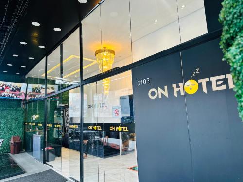 a building with an on hotel sign on the side of it at On Park Hotel e Traslado in Guarulhos