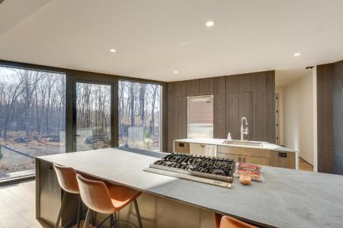 Fotografie z fotogalerie ubytování Peaceful Setting Modern Home in Highland! v destinaci Highland