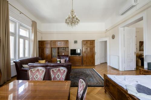 Vintage Build 2 Bedroom 2 Bathroom