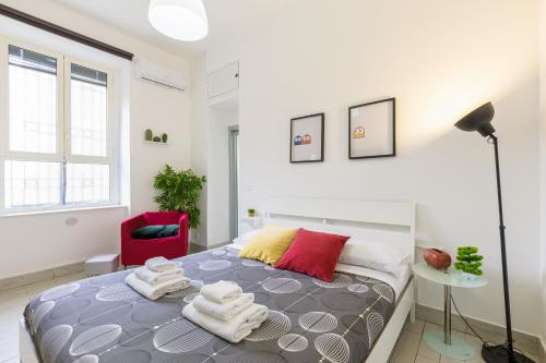 una camera da letto con un letto con asciugamani sopra di Home4Apartment 2, Salerno cathedral area a Salerno
