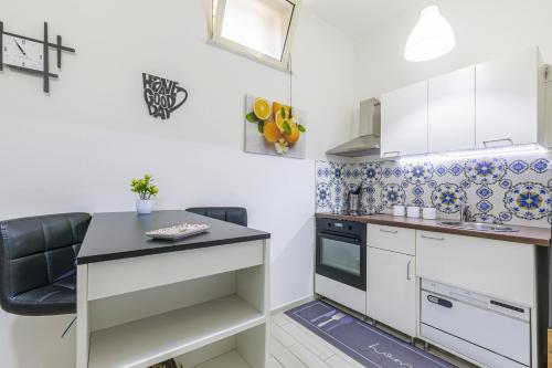 Η κουζίνα ή μικρή κουζίνα στο Home4Apartment 2, Salerno cathedral area