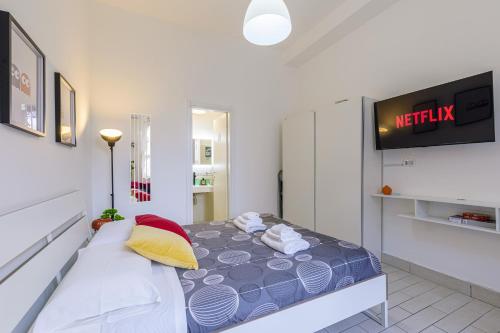 una camera da letto con un letto e una TV a parete di Home4Apartment 2, Salerno cathedral area a Salerno
