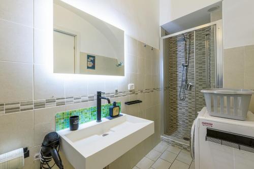 un bagno bianco con lavandino e doccia di Home4Apartment 2, Salerno cathedral area a Salerno
