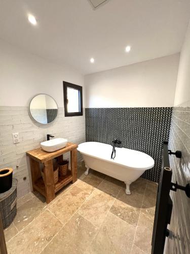 une salle de bain avec une baignoire, un lavabo et un miroir dans l'établissement 