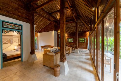 Кровать или кровати в номере Rumah Guci