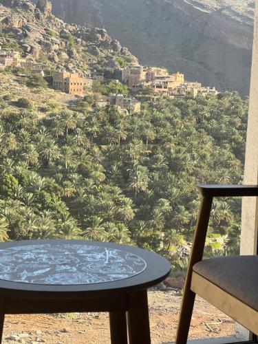 a table with a view of a mountain at شالية العائلة الصغيرة in Misfāh