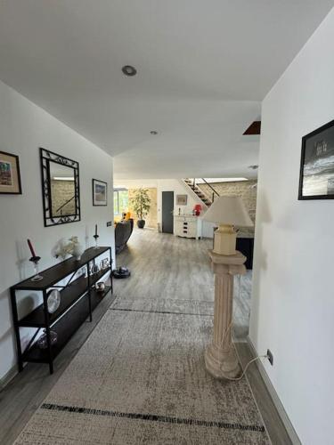 un grand salon avec une table et une lampe dans l'établissement Loft au bord de l'eau, à Nevers