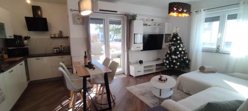 Sunny Oasis Apartment - high ground floor with sunny terrace & private garden!!