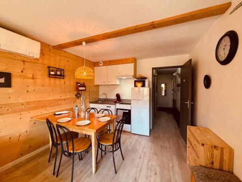 une cuisine et une salle à manger avec une table et des chaises dans l'établissement Appartement rénové avec balcon, proche centre et pistes, parking, 5-7 pers, Résidence Les Éperouses - FR-1-737-15, à Autrans