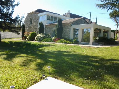 une maison avec une grande cour à l'ombre dans l'établissement Maison Terral, piscine privée, entre Sarlat et Rocamadour, à Calès
