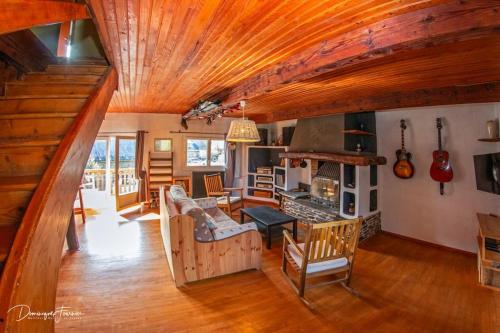 - un salon avec un canapé et une cuisinière dans l'établissement Maison spacieuse à la montagne, à Moustajon