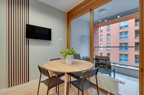 Μια τηλεόραση ή/και κέντρο ψυχαγωγίας στο Staywin Apartments Chmielna Park