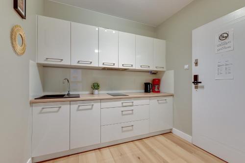 Η κουζίνα ή μικρή κουζίνα στο Staywin Apartments Chmielna Park