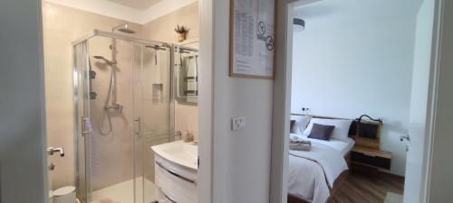 Ένα μπάνιο στο Sunny Oasis Apartment - high ground floor with sunny terrace & private garden!!