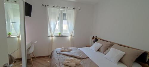 Ένα ή περισσότερα κρεβάτια σε δωμάτιο στο Sunny Oasis Apartment - high ground floor with sunny terrace & private garden!!