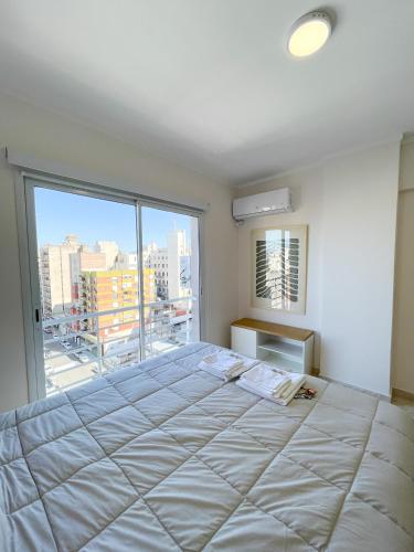 布兰卡港Saavedra 118 5°B by depptö的一间卧室，配有一张大床和一扇大窗户。