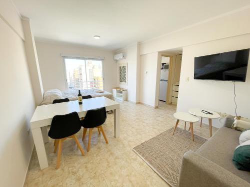 布兰卡港Saavedra 118 5°B by depptö的配有桌椅的厨房和客厅