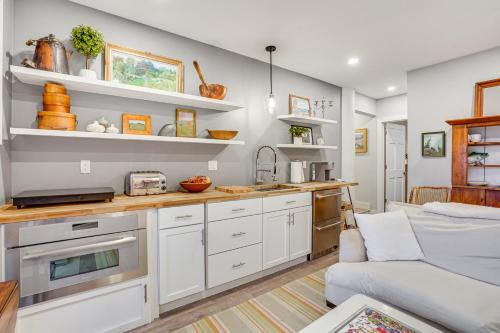 Η κουζίνα ή μικρή κουζίνα στο Airstream and Ocean View Unique Gloucester Getaway