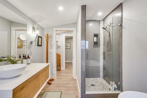 Ένα μπάνιο στο Airstream and Ocean View Unique Gloucester Getaway