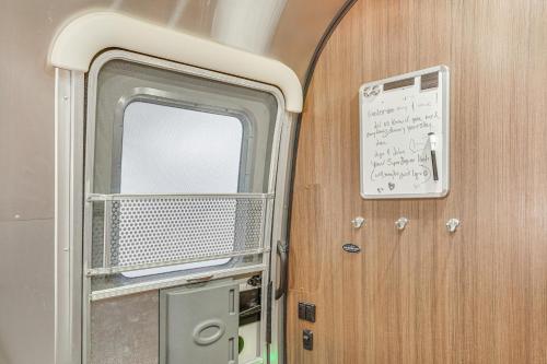 Φωτογραφία από το άλμπουμ του Airstream and Ocean View Unique Gloucester Getaway σε Gloucester