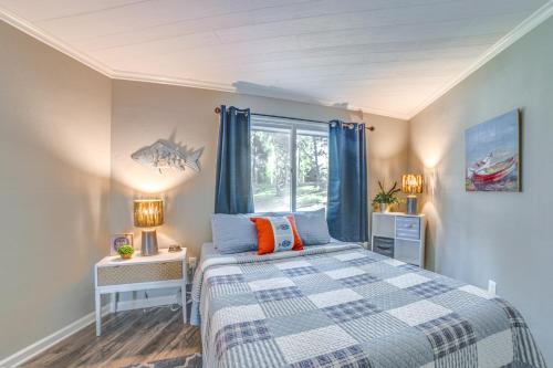 un dormitorio con una cama y una ventana en Dock and Deck at Kentucky Lake Family Retreat!, en Draffenville