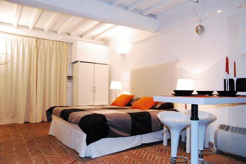 um quarto com uma cama e uma mesa em Bernini Apartment Navona em Roma