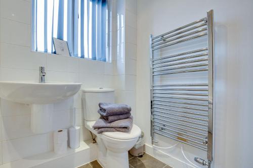 Koupelna v ubytování Stay Yorkshire 1st floor Hamilton Mews Apartment