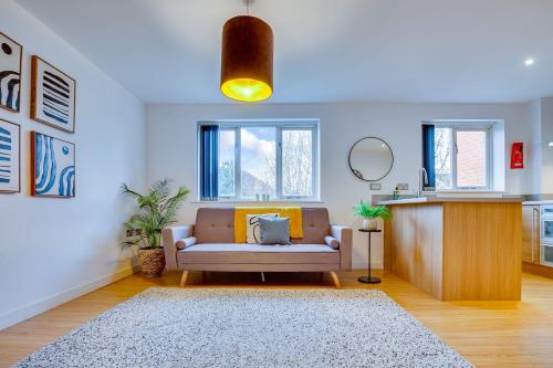 a living room with a couch and a kitchen at Stay Yorkshire 1st floor Hamilton Mews Apartment in Doncaster