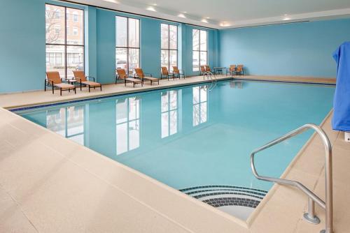 a swimming pool with chairs and tables at Hampton Inn Louisville Downtown in Louisville