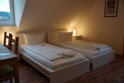 Postel nebo postele na pokoji v ubytování Hotel Postbauer-Heng, E-Mobilität, Ladestationen für Elektroautos