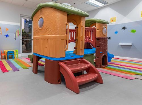 a childrens play room with a play structure at Lujoso apartamento en Brickell in Miami