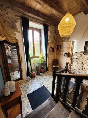 un salon avec un escalier dans une maison dans l'établissement Gîte de France Gîte de la pépinière de chapi 2 épis - Gîte de France 4 personnes MAE-4631, à Altillac