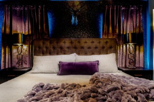 ein Schlafzimmer mit einem großen Bett mit lila Kissen in der Unterkunft Water Park, Game Room, Magical Design, Great Location in Davenport