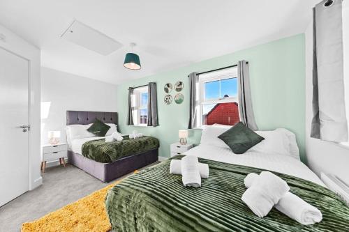 Katil atau katil-katil dalam bilik di Opulent 2BR 2BA House with FREE Parking