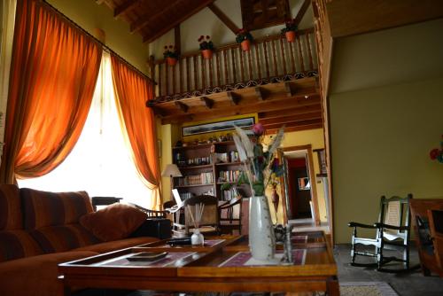 a living room with a couch and a table at Alojamiento Bernabales in Pámanes