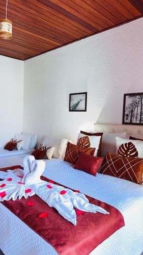 a bedroom with two beds with towels on them at Pousada Pura vida in Itacaré