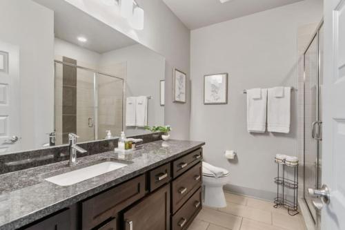 ナッシュビルにあるLuxury 4 Bedroom Home, Heart of the Entertainmentの洗面台とトイレ付きのバスルーム