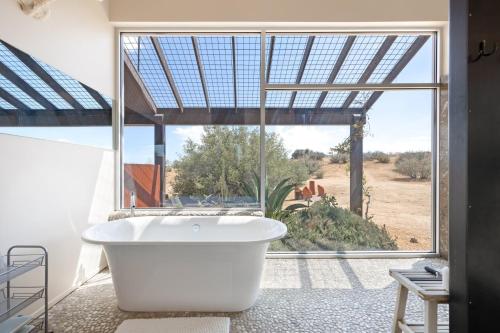 Ένα μπάνιο στο Jackalope Junction-Pool, Hot Tub, Fire Pit, BBQ & Desert Views! home