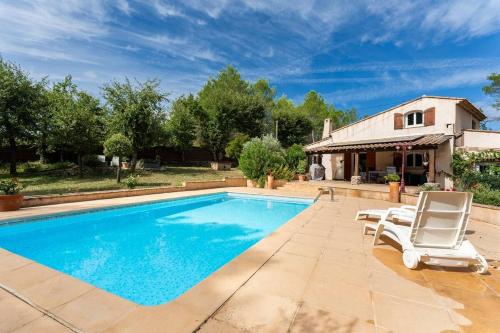 - une piscine avec 2 chaises longues et une maison dans l'établissement Petite maison avec terrasse - Soleil et Jardin, aux Arcs-sur-Argens
