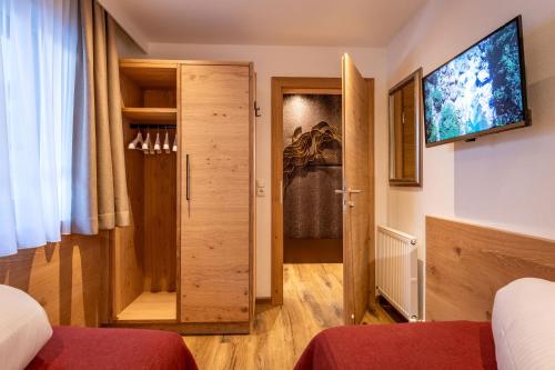 Una televisión o centro de entretenimiento en Ferienwohnung Fankhauser